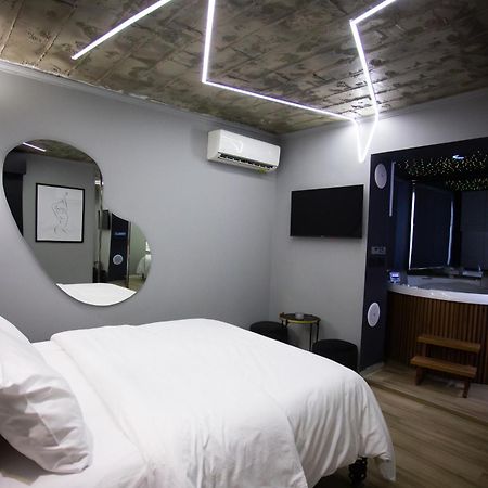 The Bubbles - Jacuzzi Hotel تيرانا المظهر الخارجي الصورة