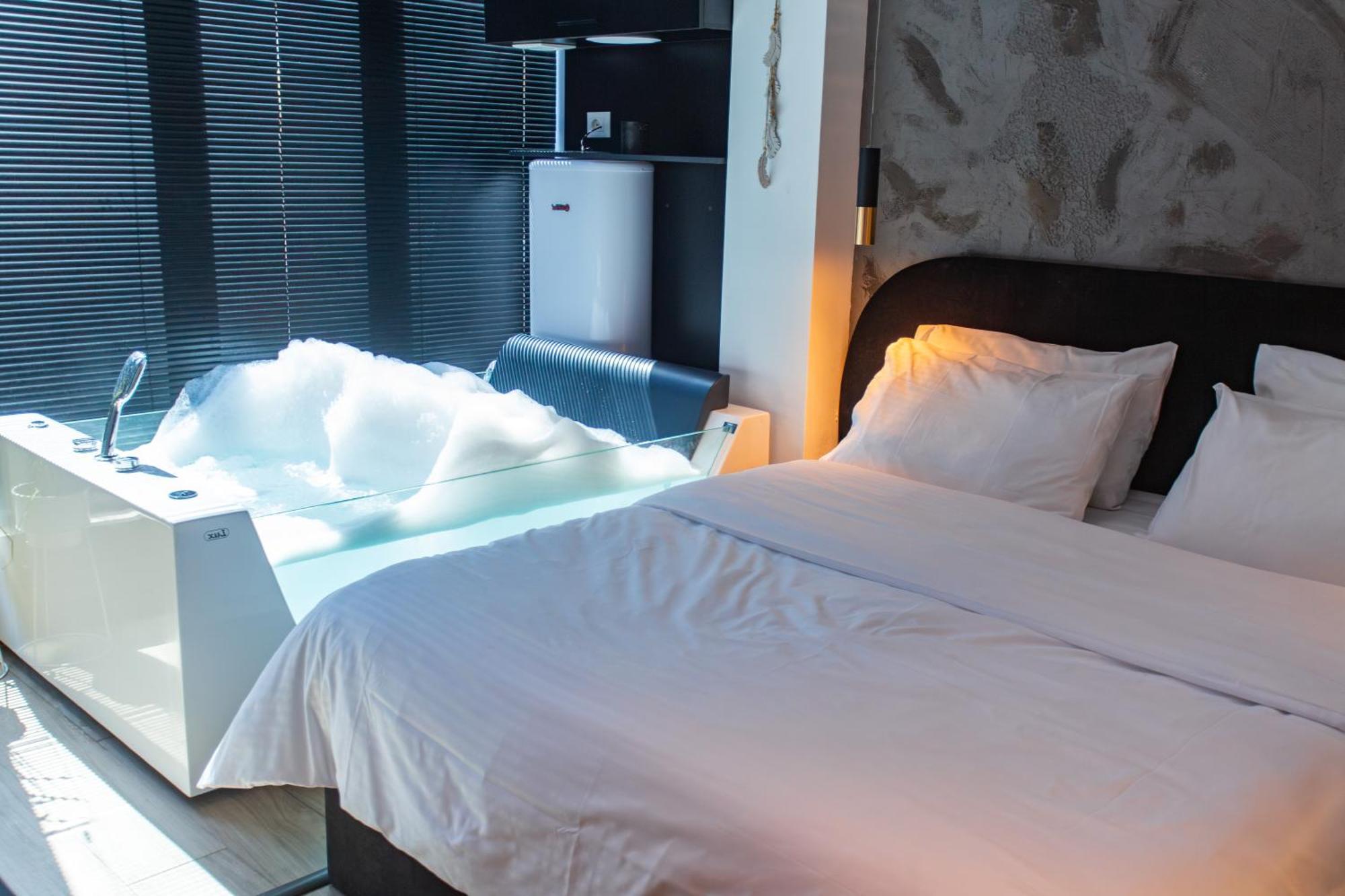 The Bubbles - Jacuzzi Hotel تيرانا المظهر الخارجي الصورة