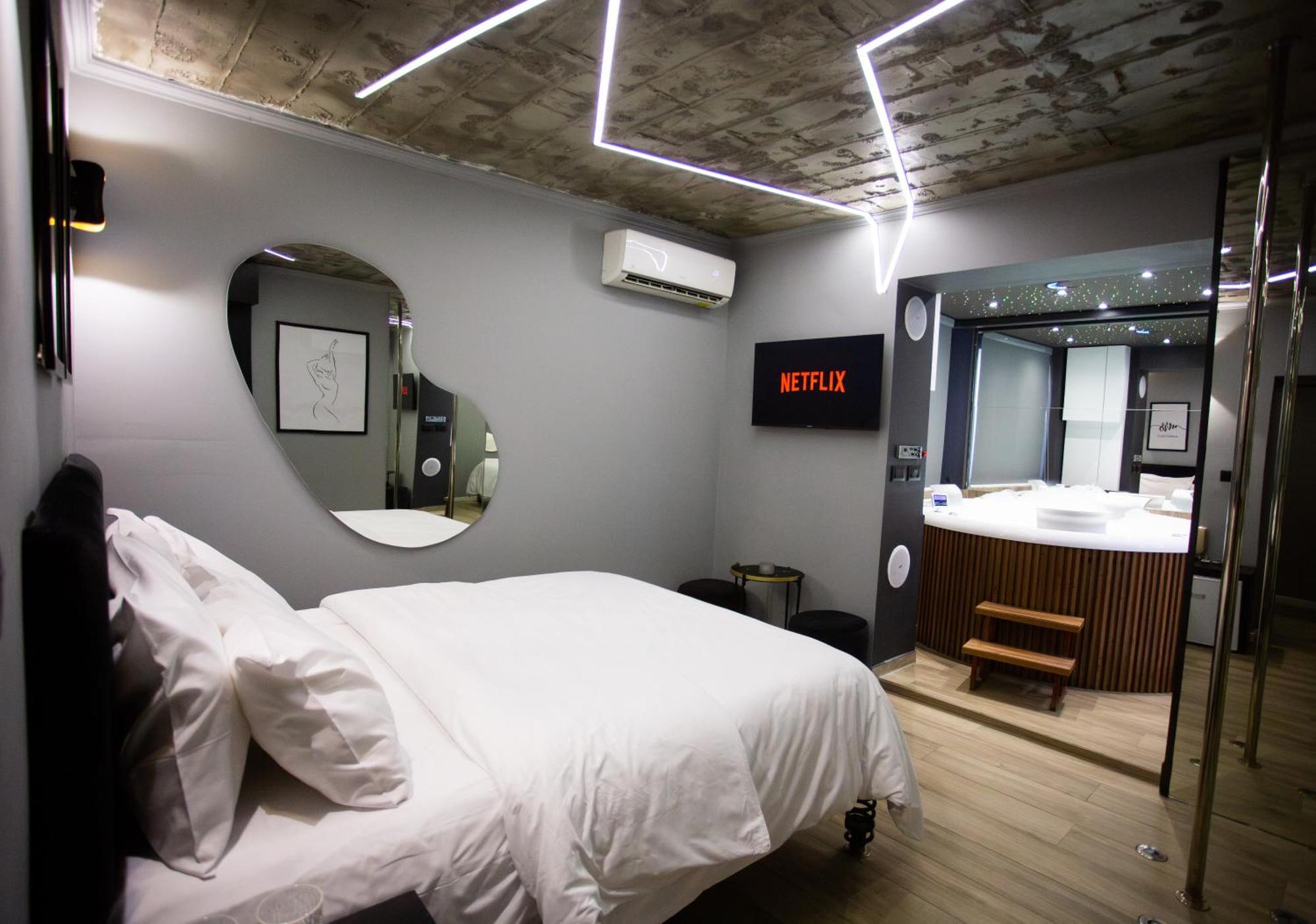 The Bubbles - Jacuzzi Hotel تيرانا المظهر الخارجي الصورة