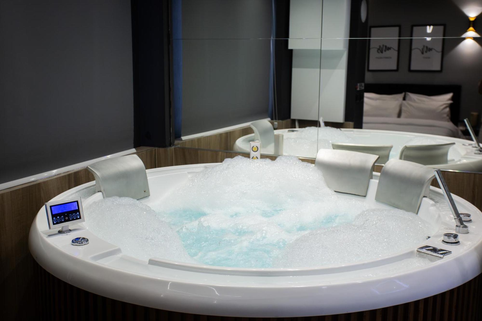 The Bubbles - Jacuzzi Hotel تيرانا المظهر الخارجي الصورة