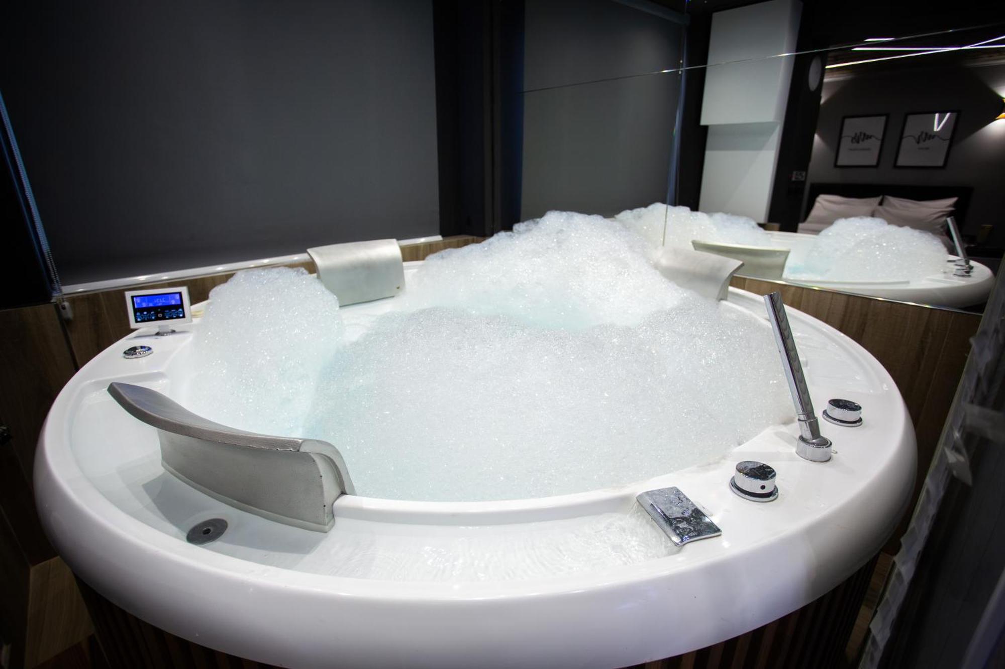 The Bubbles - Jacuzzi Hotel تيرانا المظهر الخارجي الصورة